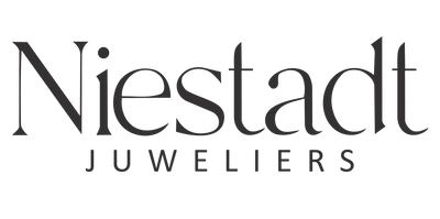 Niestadt juwelen logo in donkergrijs serif lettertype met ’juwelen’ in kleinere hoofdletters eronder.