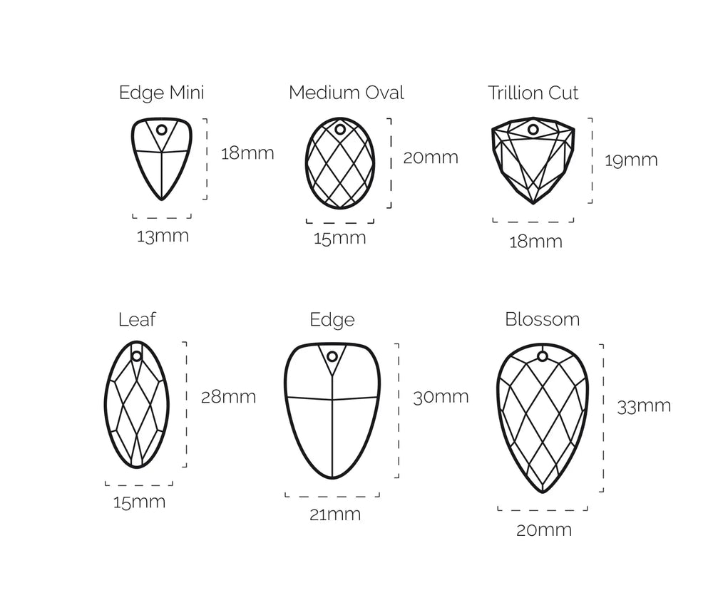 Zes verschillende ontwerpen van kristallen kralen, inclusief rand mini, medium ovaal, trillion cut, blad, rand en bloem, elk met gelabelde afmetingen.
